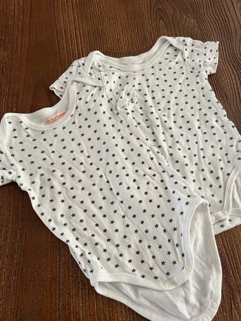 Lot de 2 bodies blancs à étoiles bébé 18/24 mois