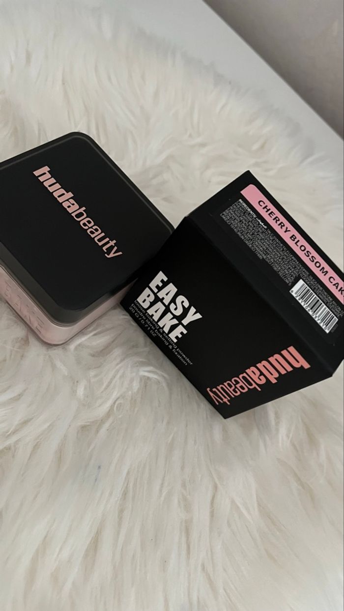 Poudre Huda Beauty - cherry blossom cake - photo numéro 4
