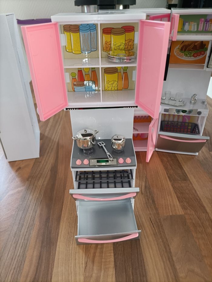 Cuisine barbies 4 meubles avec électroménager+ vaisselle couleur argent - photo numéro 6