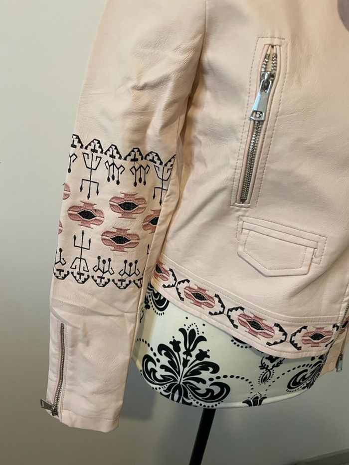 Veste blouson rose clair similicuir motif broderie noir et rose foncé neuf Only Fashion taille S - photo numéro 3