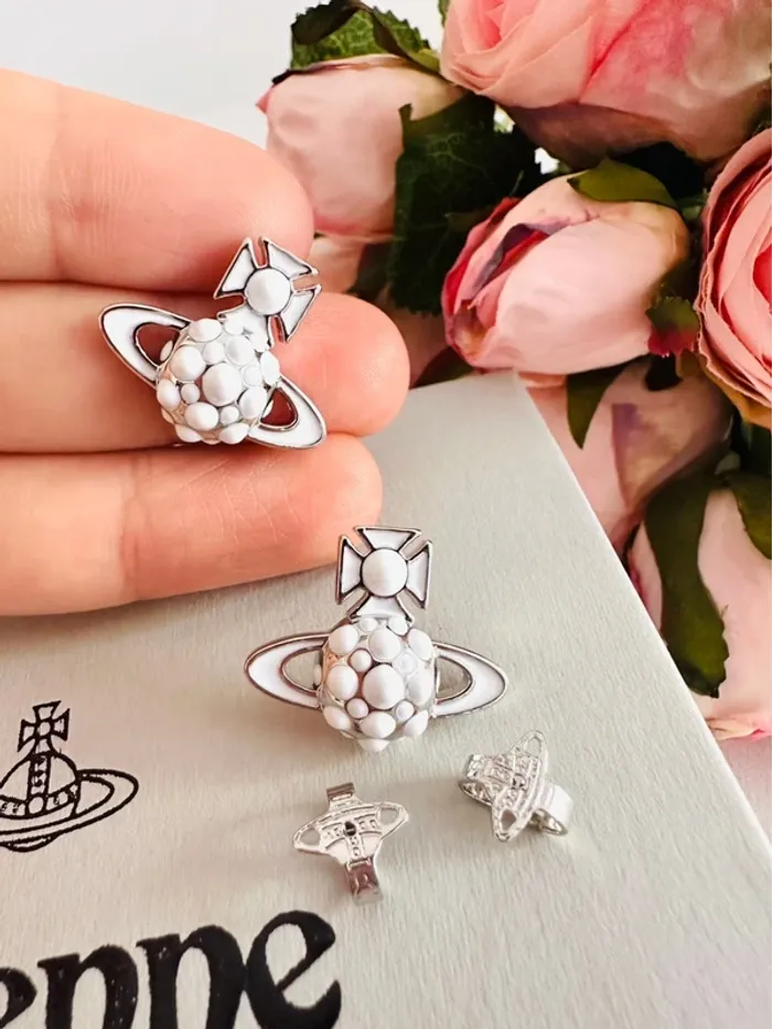 🪐Boucles d’oreilles Vivienne Westwood orbite argenté émail blanc - photo numéro 2