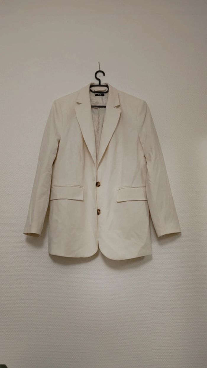 Veste blazer épaulette blanc crème en très bon état pas porté taille 40