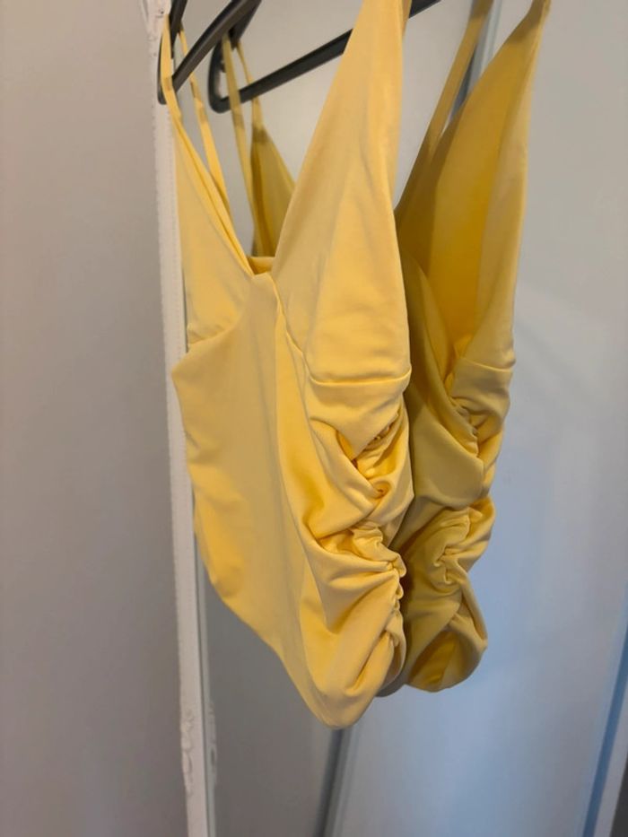 Top jaune froncé sur les côtés - photo numéro 2