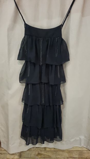 Robe noire volantée