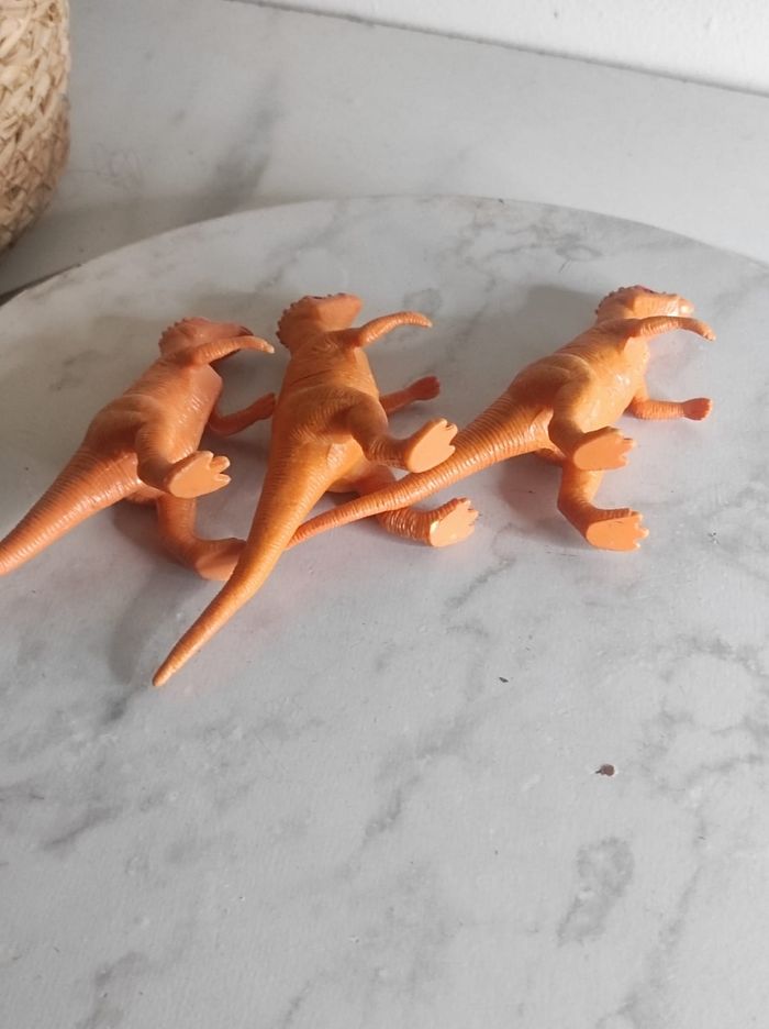 Lot dinosaures identiques - photo numéro 3