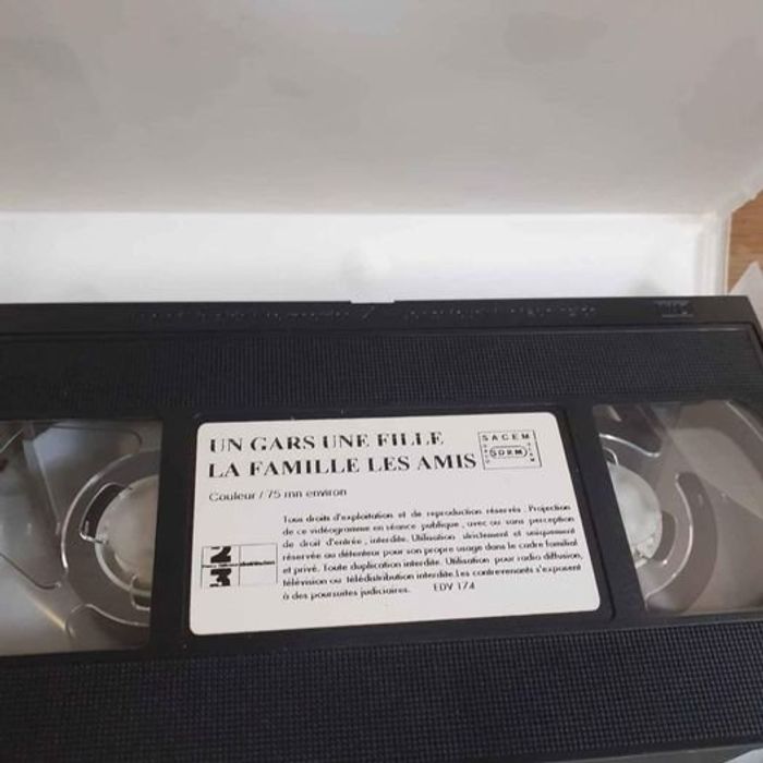 VHS un gars une fille la famille et leurs amis - photo numéro 3