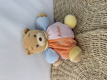 Ours KALOO doudou boule orange rose et bleu 123