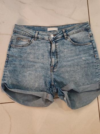 Vêtements femme short en jean marque h&m taille 42 en bon état