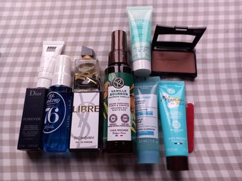 Miniature Yves Saint Laurent et Brumes Sol de Janeiro et Yves Rocher, lait corps masque gommage