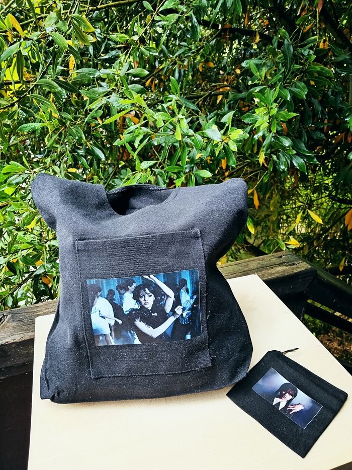 Lot produits dérivés de la série Wednesday (Mercredi) : sac cabas fourre-tout + porte monnaie carré