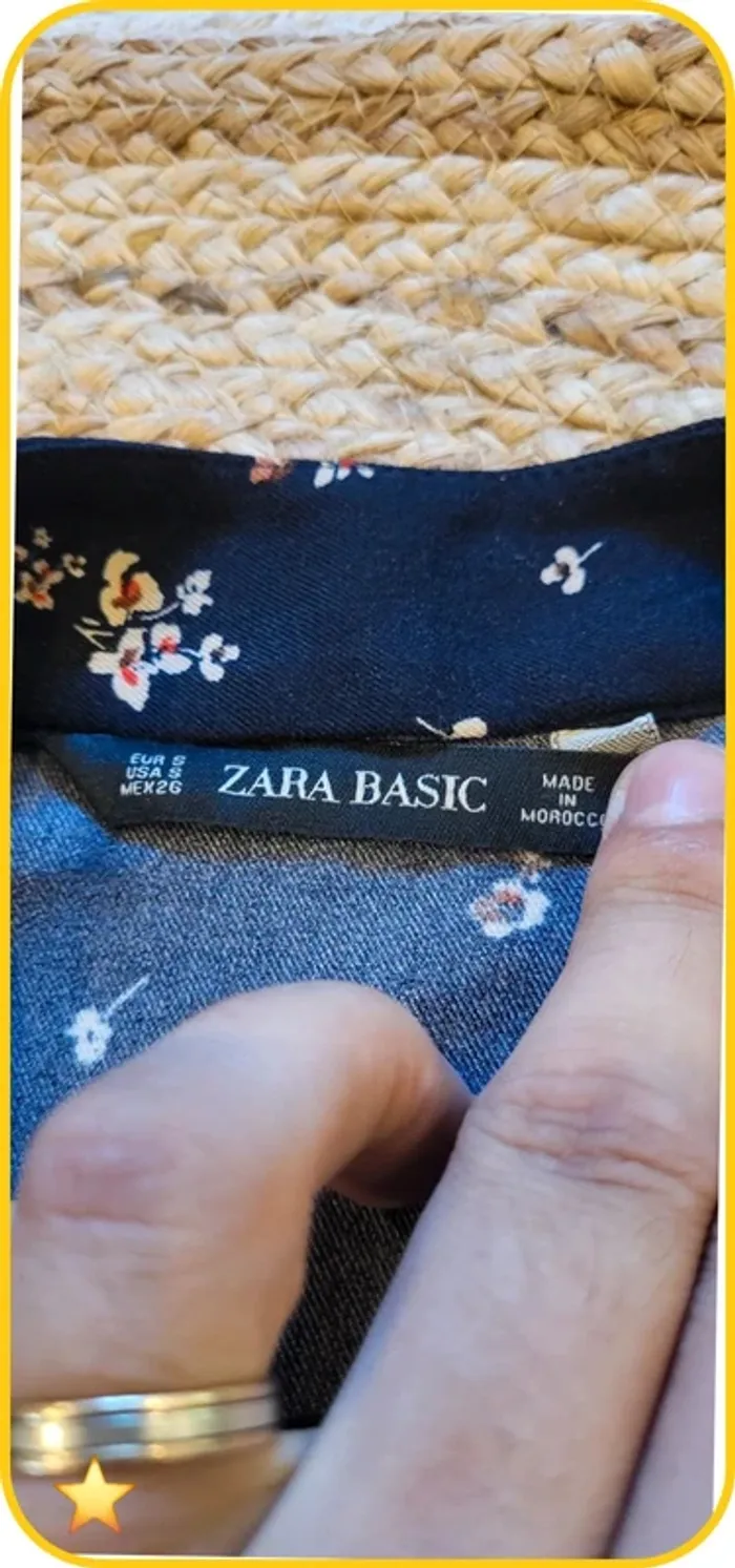 Blouse fleurie Zara - Taille S - Bleu Marine - Très bon état - photo numéro 4