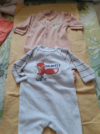 2 pyjamas bb un mois
