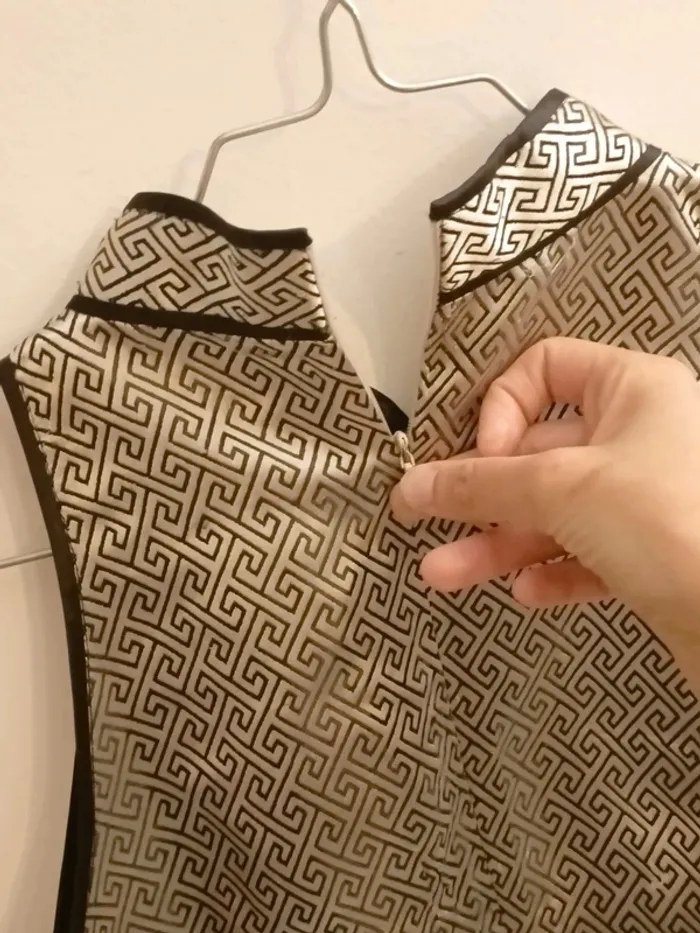 Robe argentée et noire mi-longue