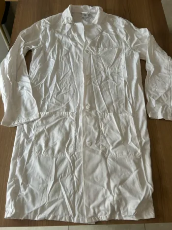 Blouse blanche avec boutons et poches