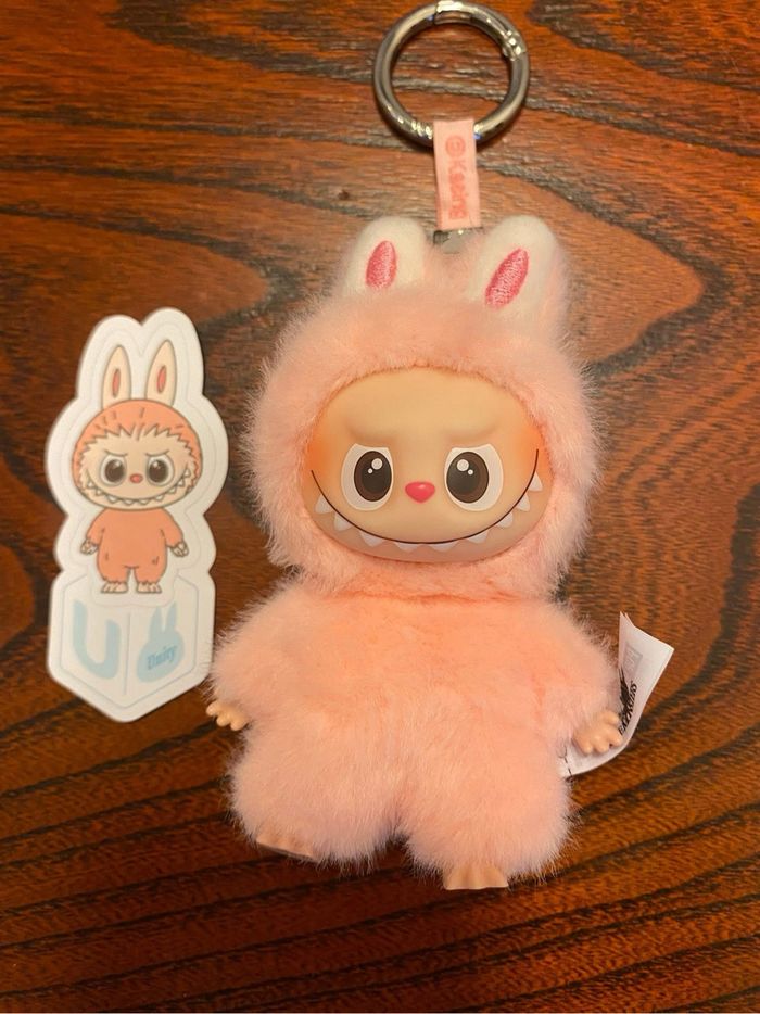 Labubu pin for love lettre U