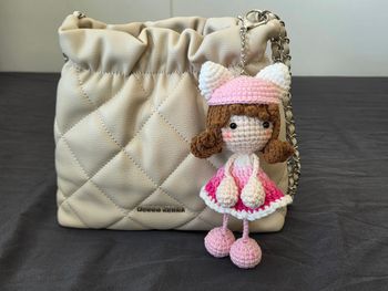 Petite fille au crochet avec bonnet chat