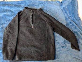 Pull polaire noire jamais porté 4 ans