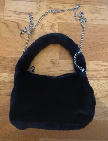 Petit sac en fausse fourrure Stradivarius avec chaîne