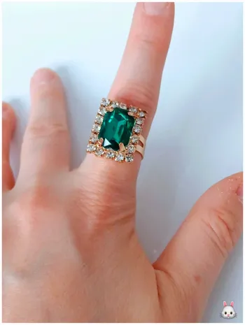 Bague glamour rectangulaire pierre verte et strass brillants