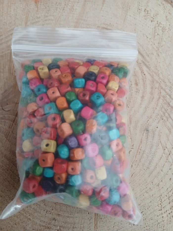 Sachet de 30gramme de perles en bois cubes multicolore