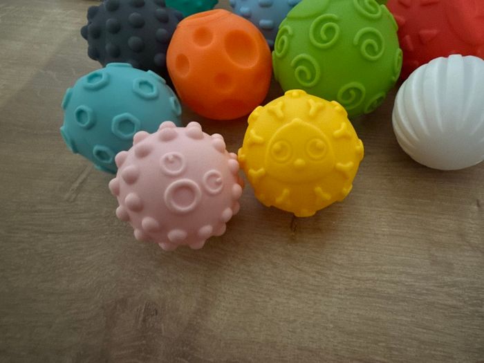 Lot de 12 balles sensorielles - tailles, formes et couleurs différentes - Infantino - photo numéro 4