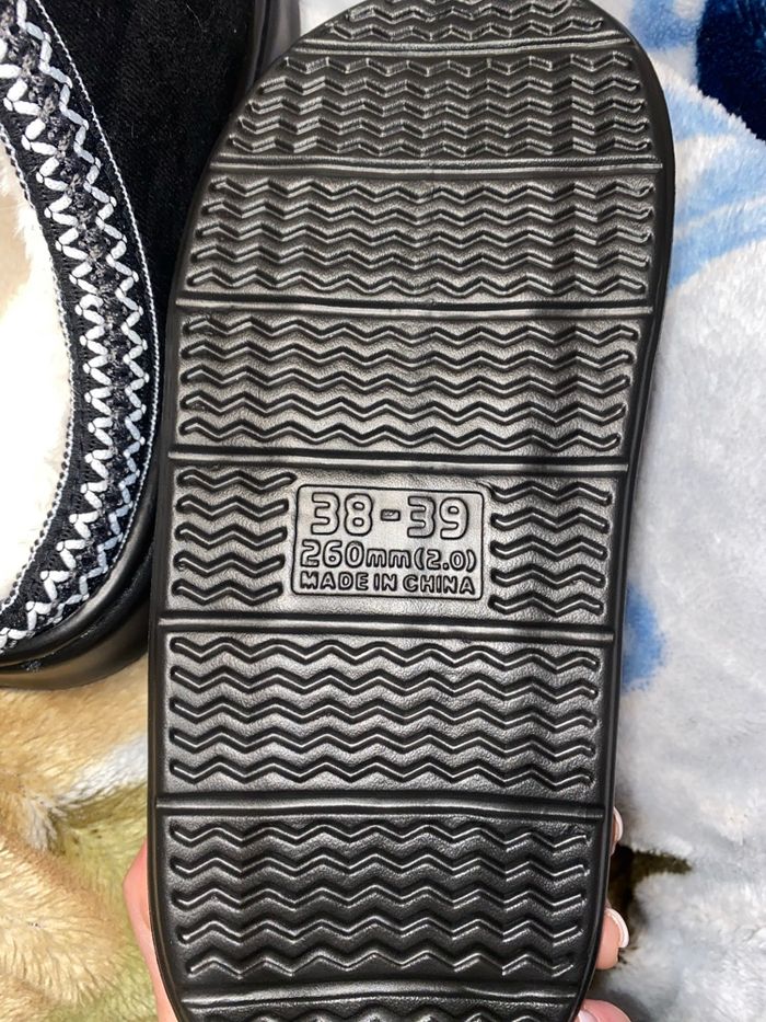 Chaussons noir type UGG taille 38-39 - photo numéro 4