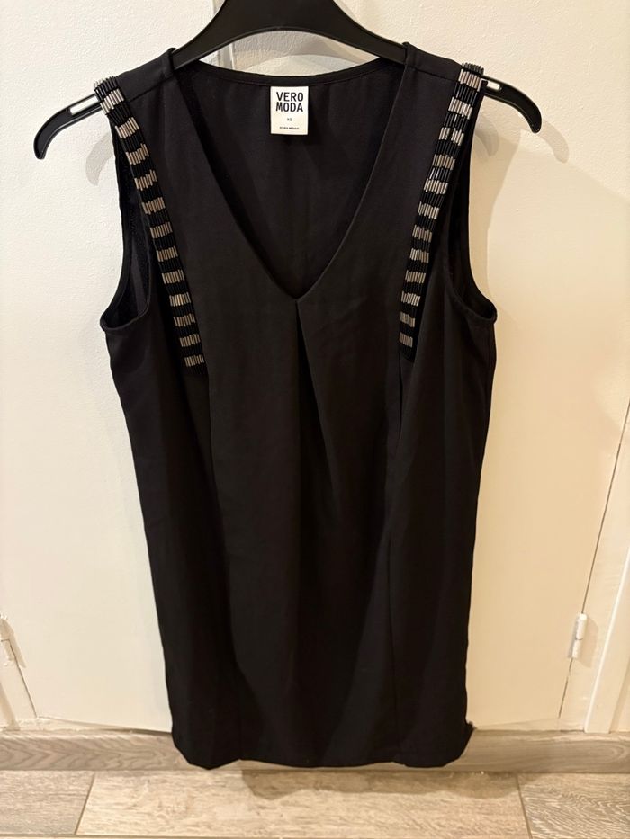 Robe noir avec strass