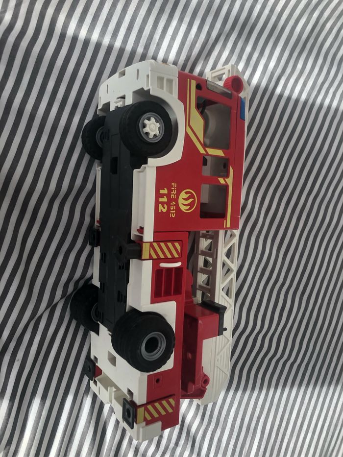 Grand camion de pompier rouge - photo numéro 10