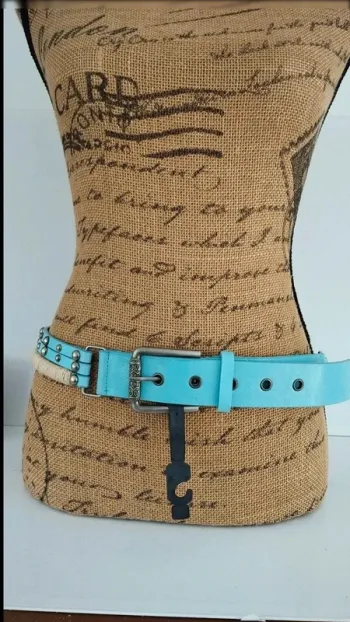 Ceinture trois rangs clous gris bleu beige 90 cm