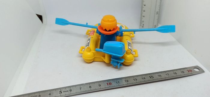 Petit bateau zodiaque jaune vintage avec homme et bouée de sauvetage playmobil - photo numéro 7