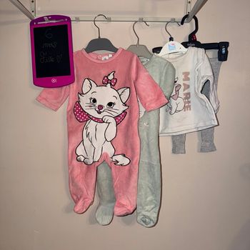 Lot de jolis vêtements Marie des Aristochats, pyjamas polaires et tenue - T6mois - Disney 