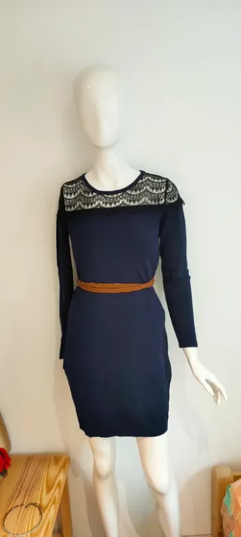 Robe bleu marine avec col dentelle noire