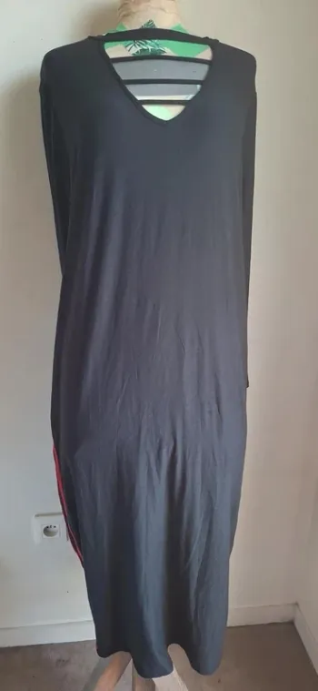 Robe noire élégante, détail découpé devant - neuve, taille 2XL