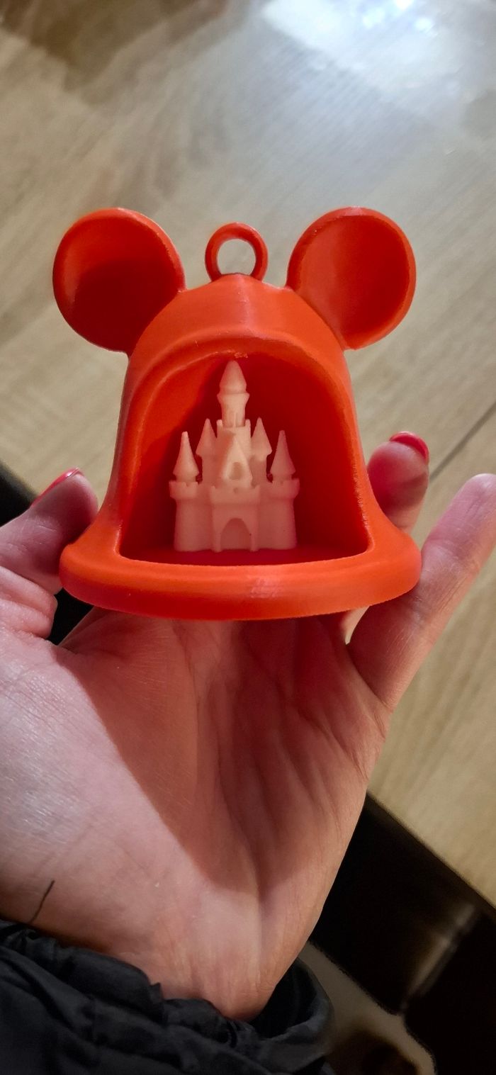 Jolie boule de Noël en forme de cloche rouge