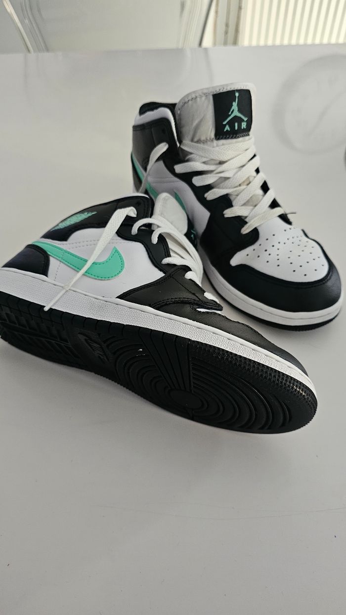 Air Jordan 1 Mid taille 38,5 
Blanc/Vert Lueur/Noir - photo numéro 3