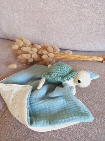 Doudou tortue au crochet amigurumi vert sauge gaze de coton 🐢