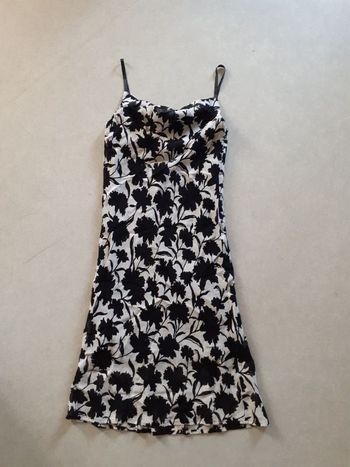 Robe blanche/gris à brides