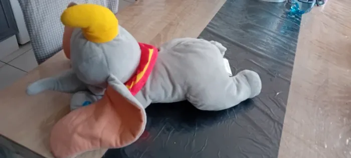 Superbe peluche dumbo couché en très bon état - photo numéro 5