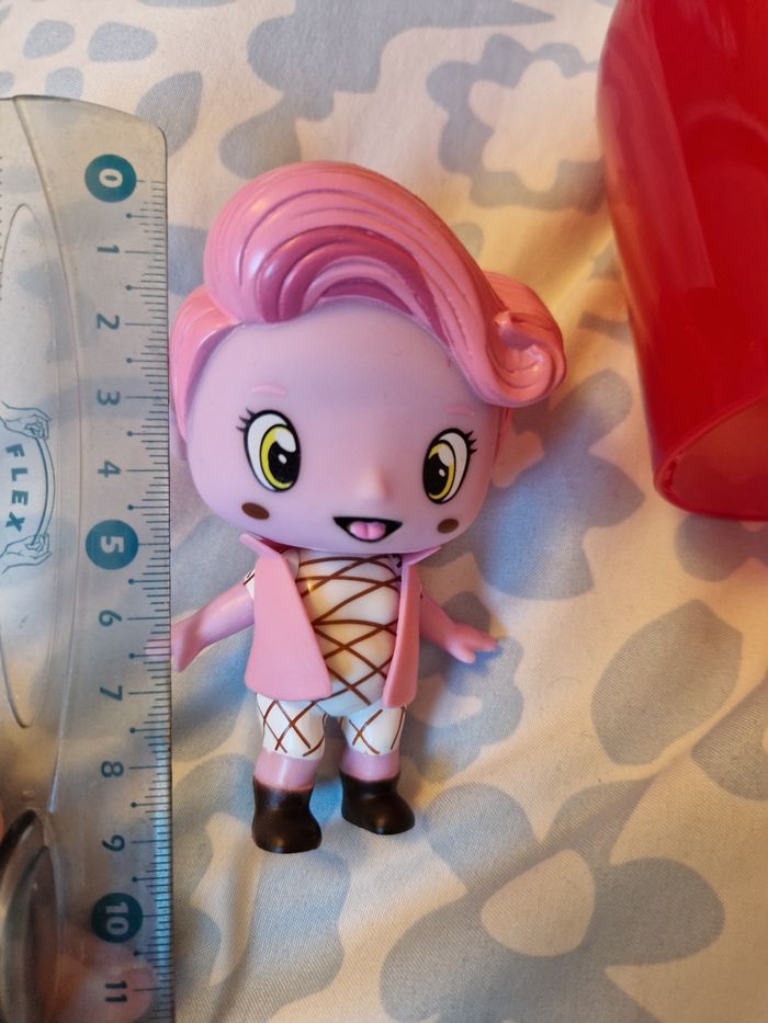 Figurine dans une glace - photo numéro 2