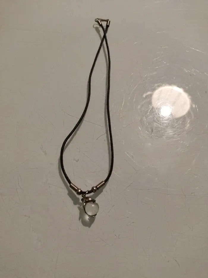 Collier pierre sphérique sur cordon noir