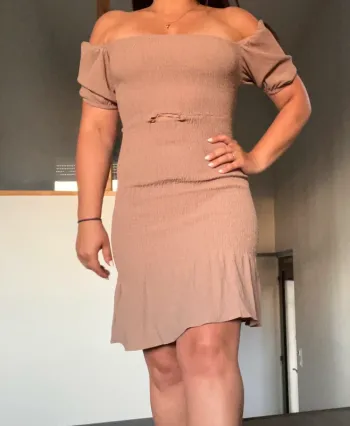Robe beige épaules dénudées sexy
