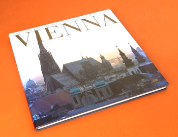 Ernest Hausner Strolling through an unknown city (Flâner dans une ville inconnue)  Vienna