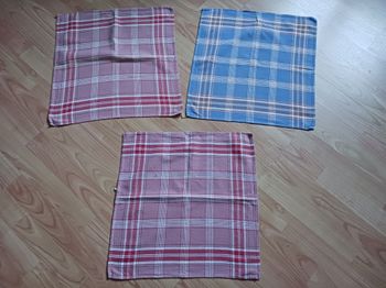 lot de 3 serviettes de table à carreaux colorés (2 ont des micros trous)
