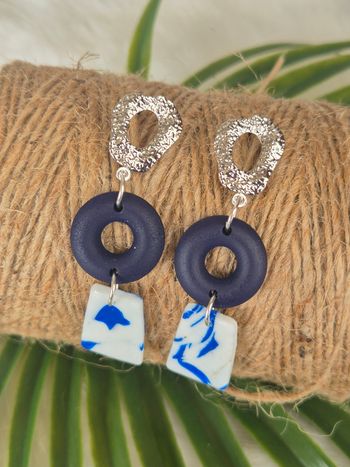 Boucles d’oreilles en pâte polymère et bois bleu et blanc 💙🤍✨ #bijoux #création #artisanat