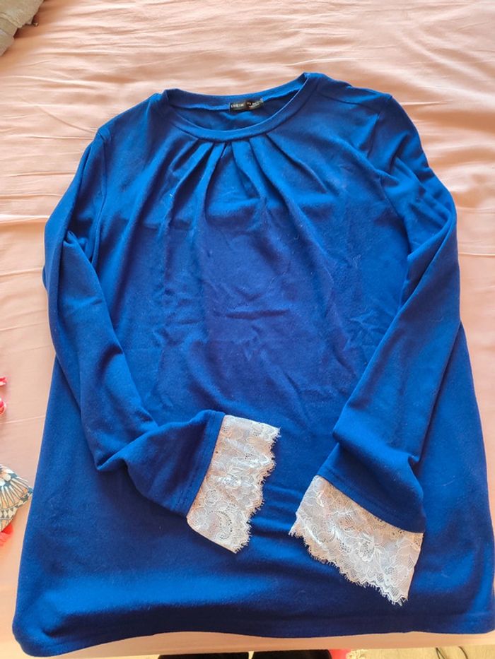 Pull bleu et dentelle