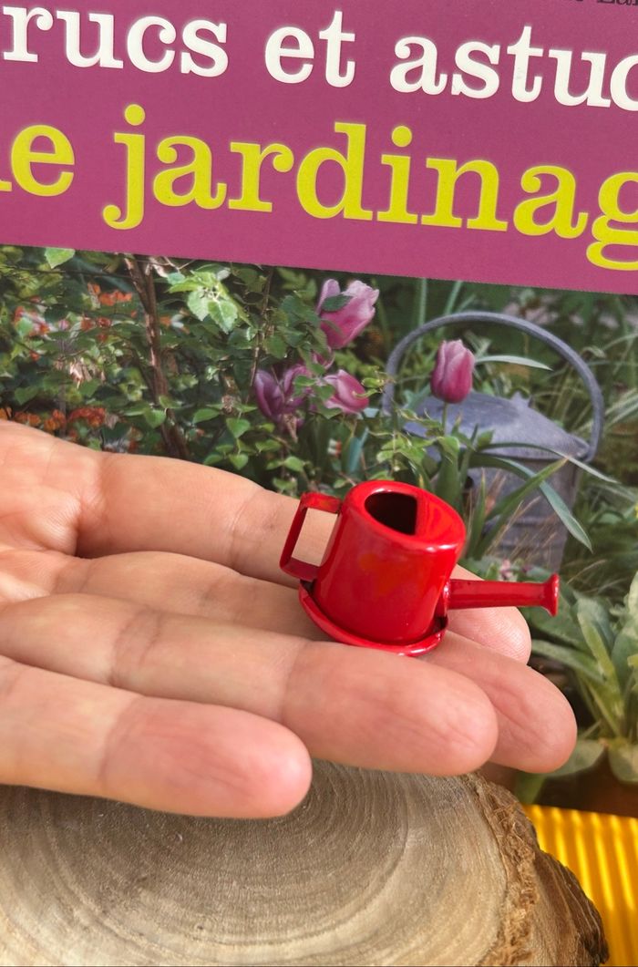 Arrosoir métal rouge pour maison de poupée
