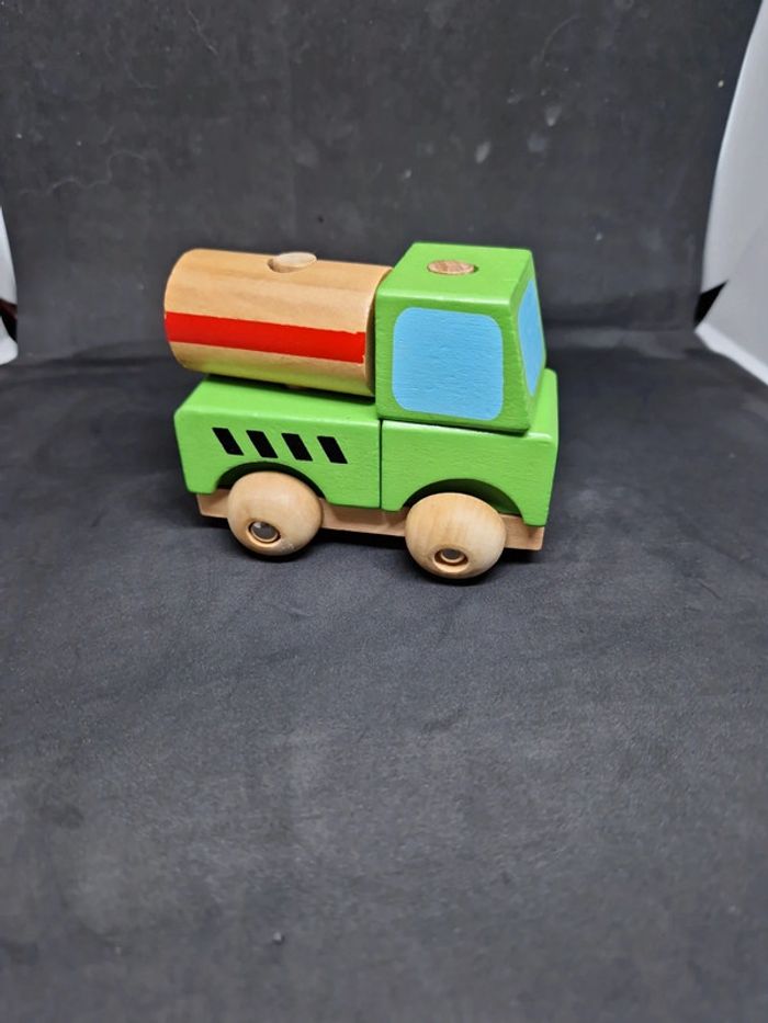 Camion en bois