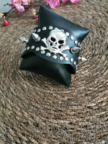 Bracelet punk tête de mort