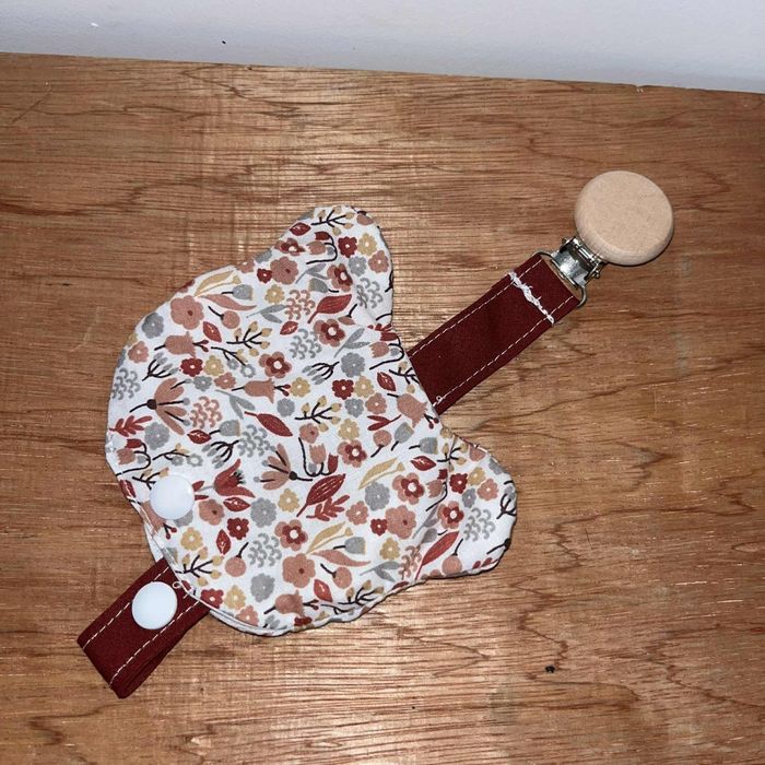 Attache tetine bordeaux