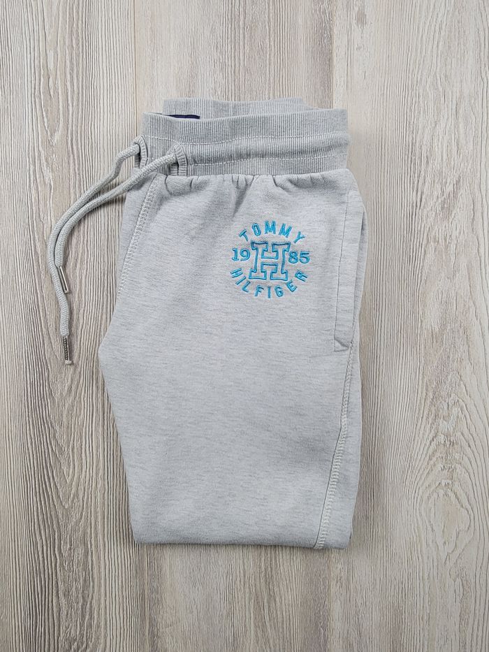 Bas de survêtement Tommy Hilfiger gris - taille M – Très bon état – Jogger logo brodé